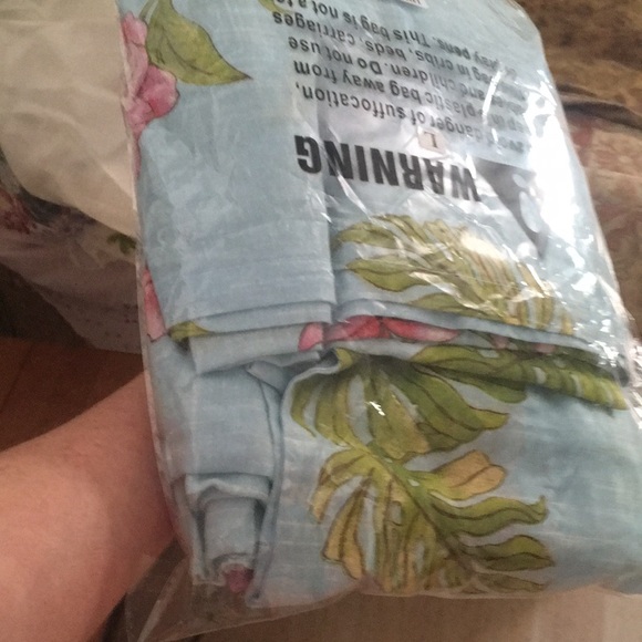 🚨 🥷 Set Hawaiian theme standard length curtains and pillowcase set EUC 🌺 - Picture 3 of 6